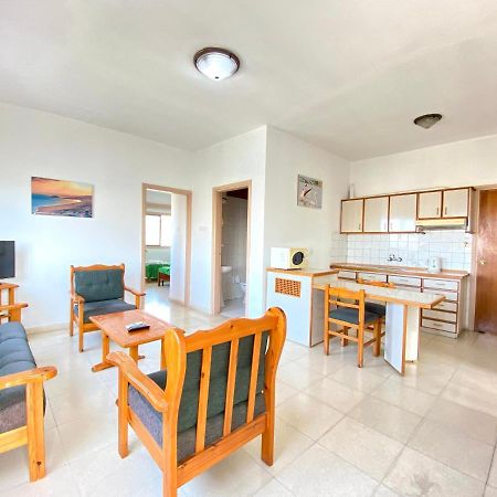 Kaan Hotel & Apartment Кирения Экстерьер фото