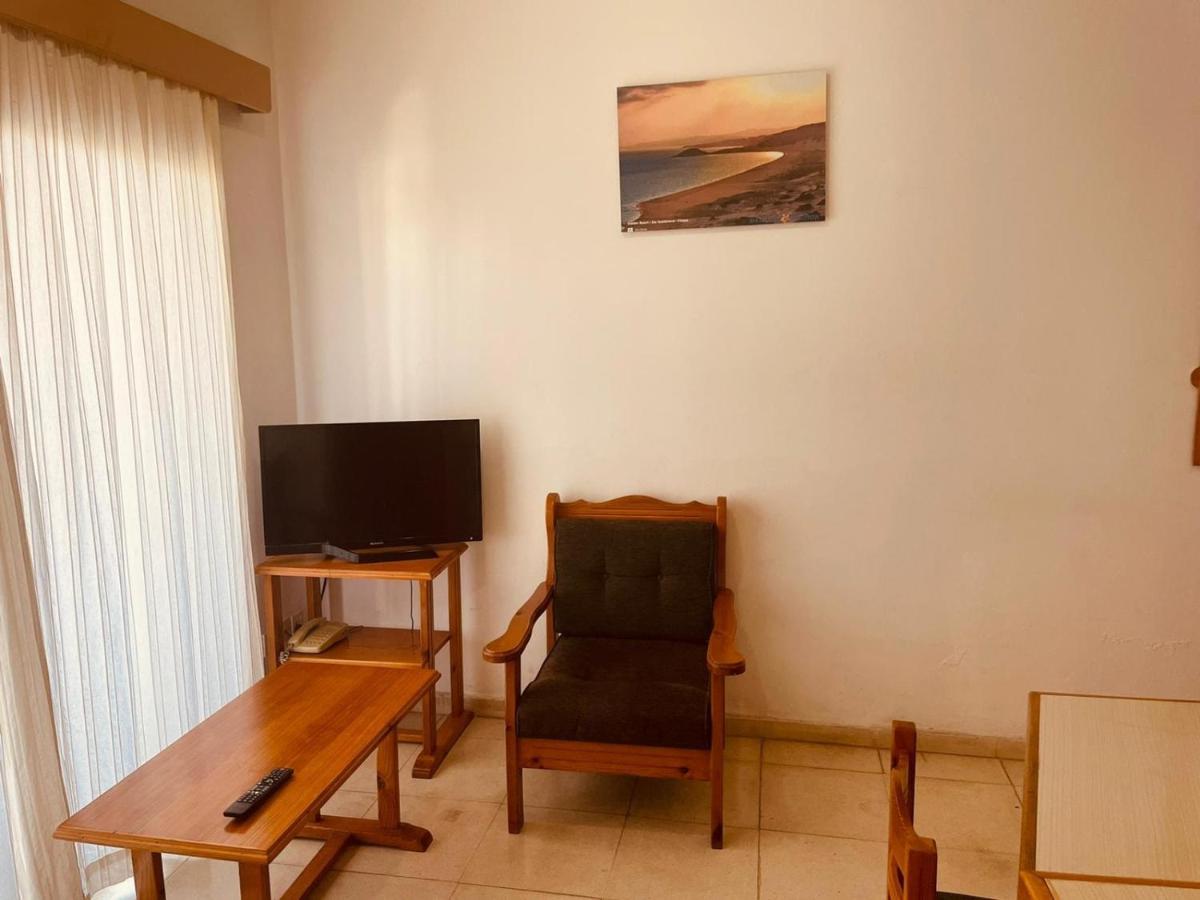 Kaan Hotel & Apartment Кирения Экстерьер фото